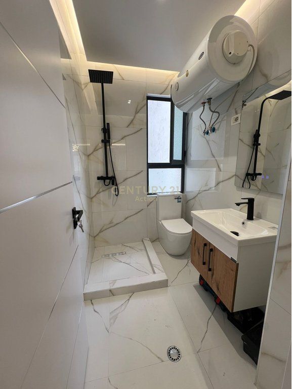 Shitet 2+1 tek rruga Kavajes