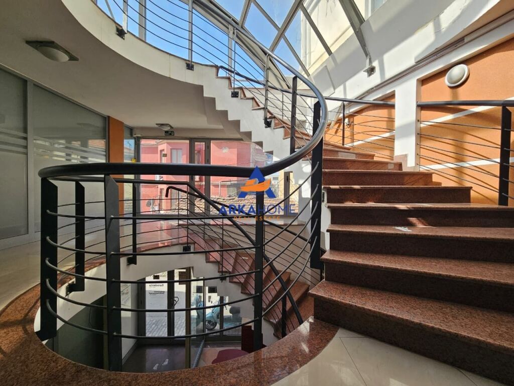 JEPET AMBIENT ZYRE ME QERA 72M2 "PAZARI I RI" 1100 EURO - View 2