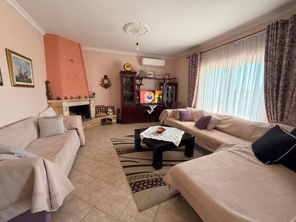 Shitet Vila 3-Kateshe – Kati i 2 i Banueshëm, Rruga Dytësore Plazh, Durrës