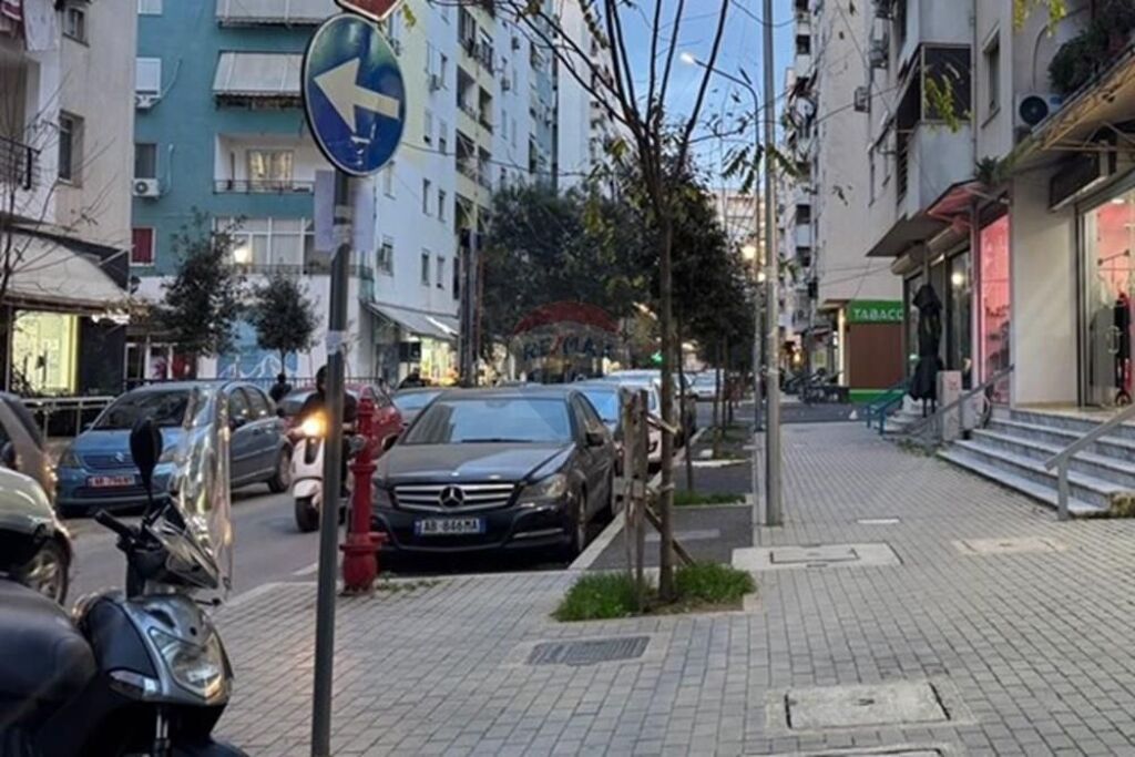 Dyqan për shitje në Yzberisht