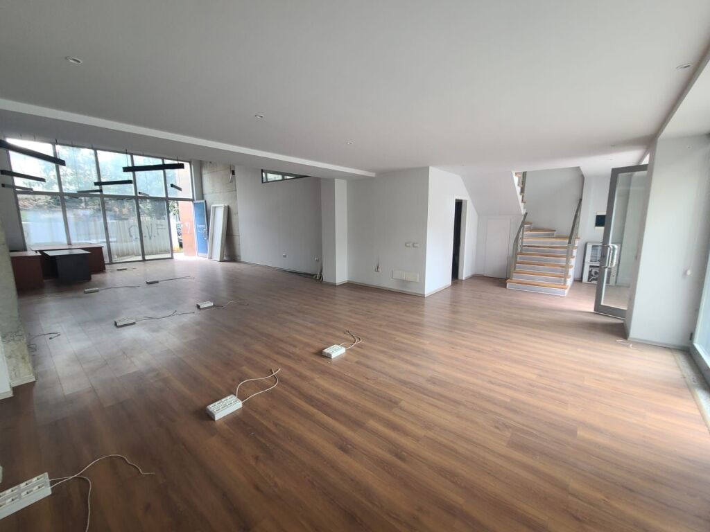 JEPET ZYRE ME QERA 220M2 QENDER