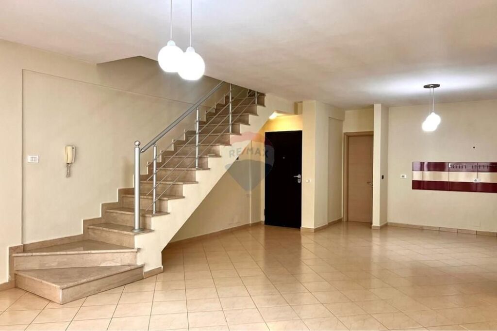 Duplex in vendita a Kodra e Diellit!