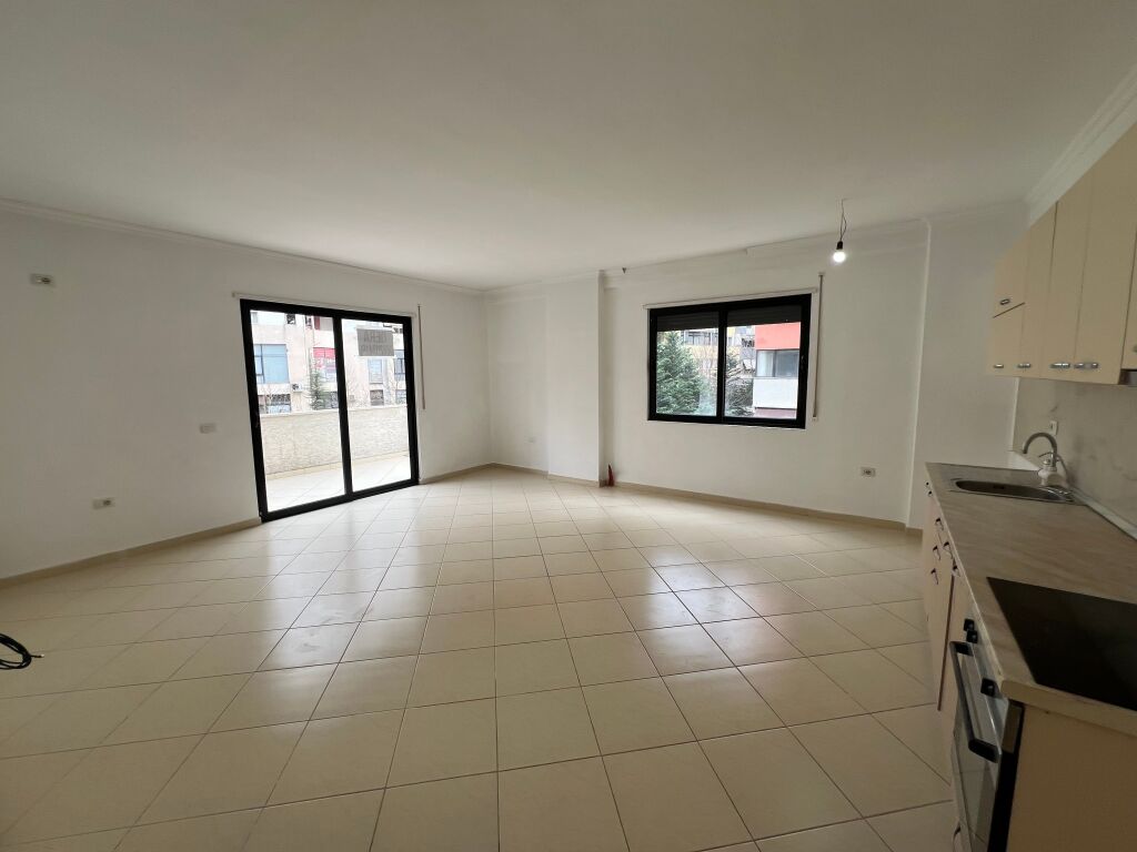 2+1+2 Circolo di Astiri, Vuoto, Adatto per affari o residenza