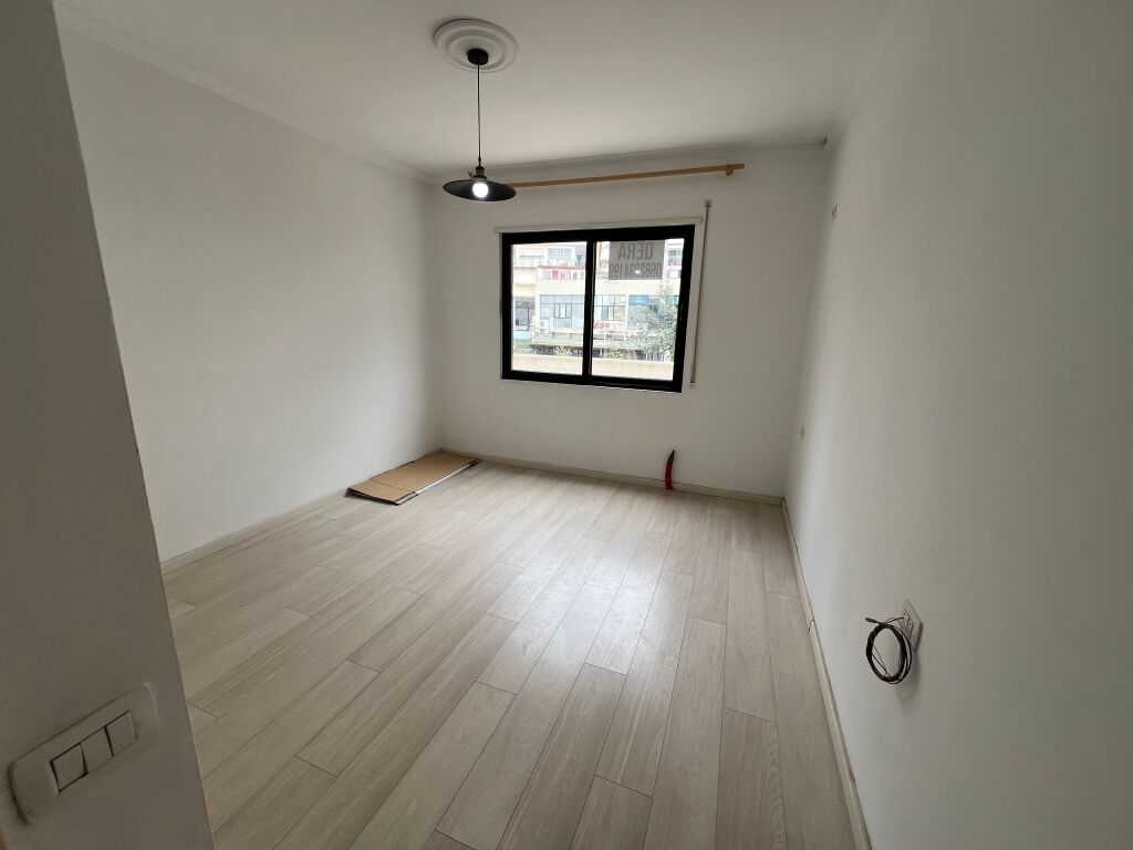 2+1+2 Circolo di Astiri, Vuoto, Adatto per affari o residenza