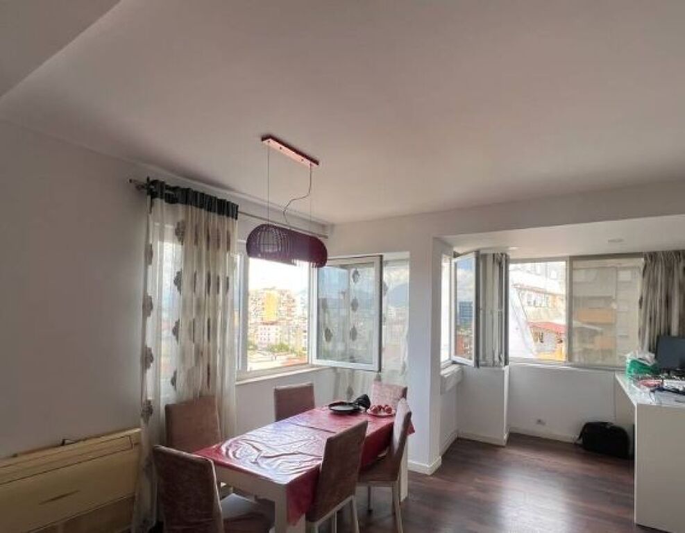 Vendesi in vendita Appartamento 2+1+2 – Palazzo Nuovo con Ascensore