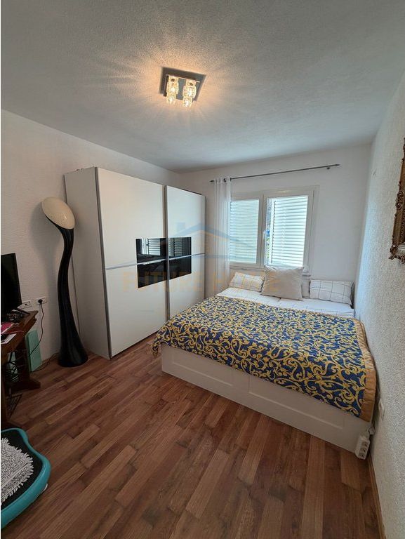 Shitet apartament 2+1+2 , Fresku tek shkolla 17 shkurti