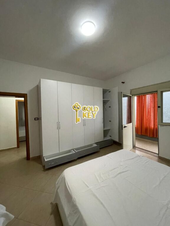 🏡 APARTAMENT ME QERA 2+1 + 2 BANJO – Pranë Vivas Hotel, Plazh Durrës