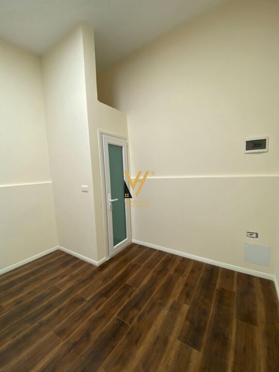 NEGOZIO IN VENDITA 14,8 M2 A KOMUNA E PARISIT 62.000 EURO
