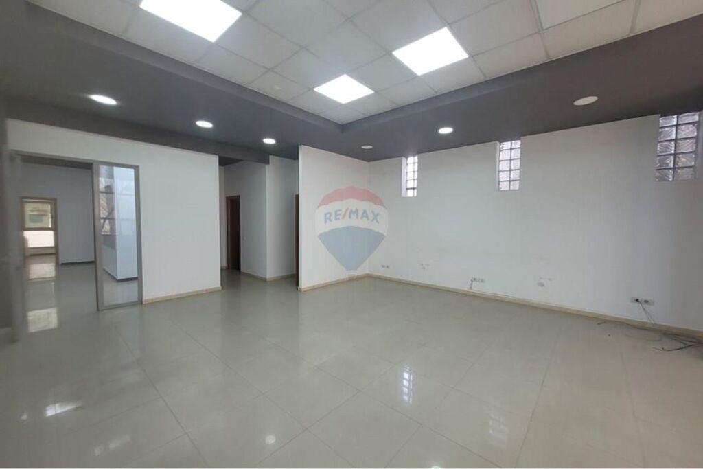 🏢 Zyrë për qira 140 m² – Rruga Myslym Shyri (Islam Alla)