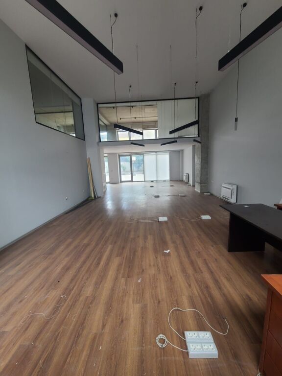 JEPET ZYRE ME QERA 220M2 QENDER