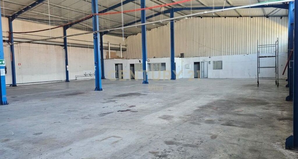 Qira / Magazine ne rrugen Durres - Tirane