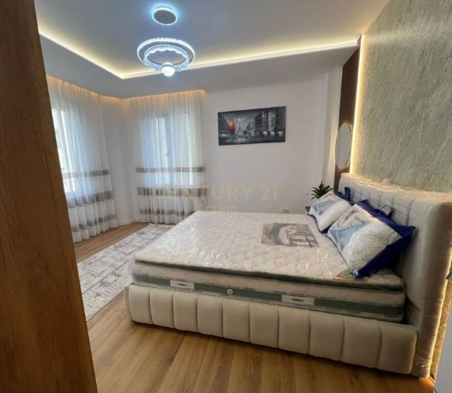 Shitet Apartament 2+1
