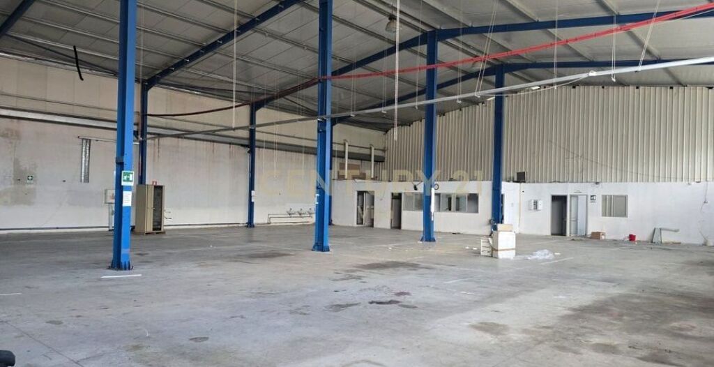 Qira / Magazine ne rrugen Durres - Tirane