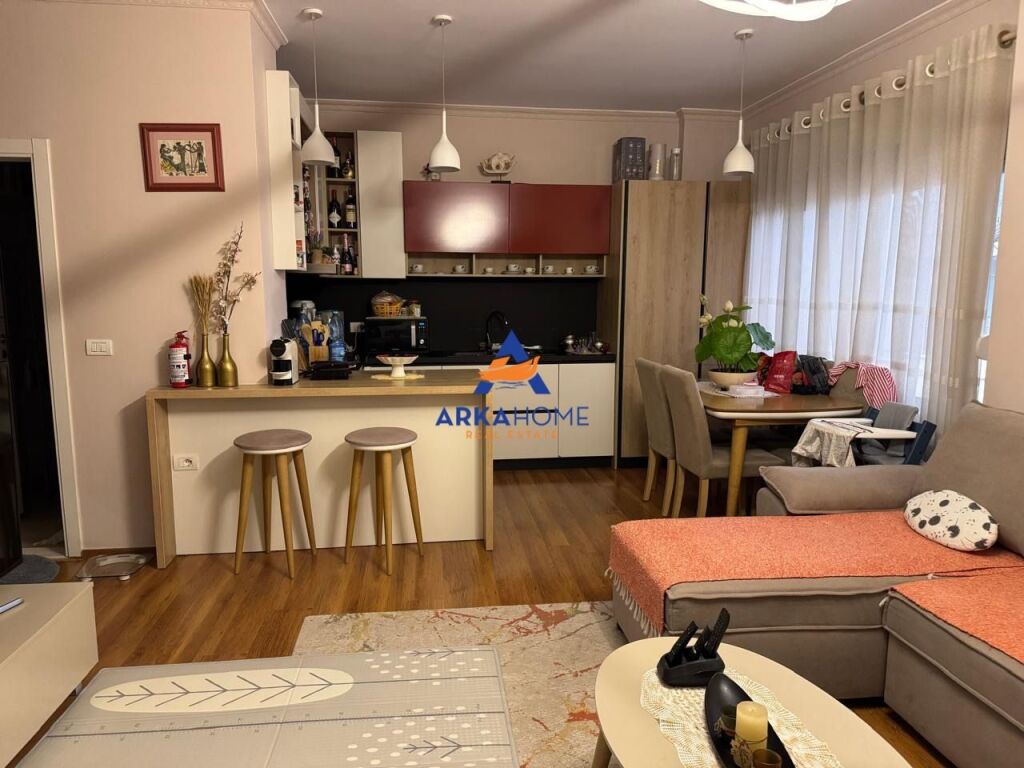 AFFITTASI APPARTAMENTO 1+1+BALCONE "VIA MEHDI FRASHERI (VICINO LAKE VIEW)" 800 EURO