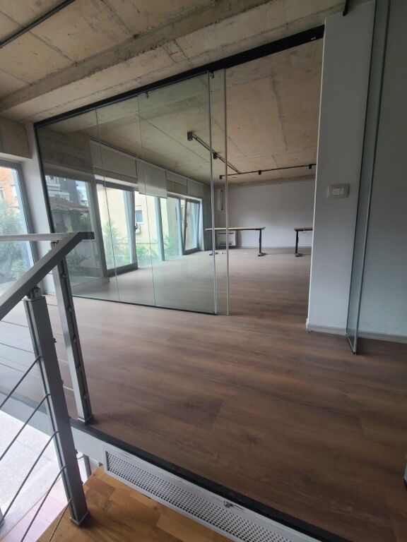 JEPET ZYRE ME QERA 220M2 QENDER
