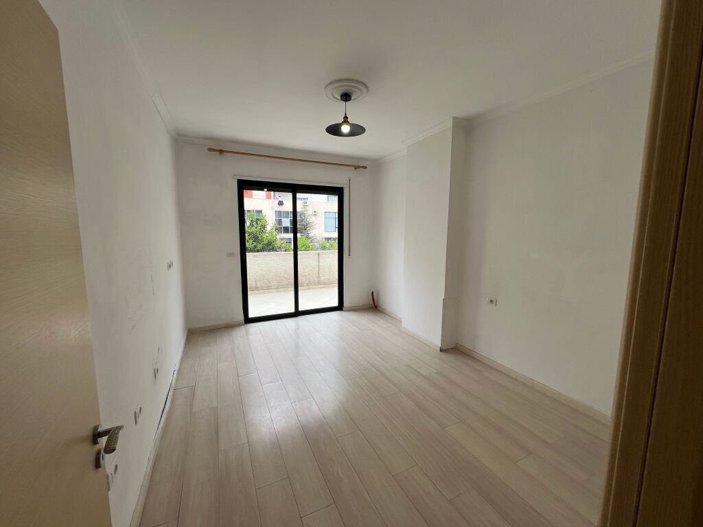 2+1+2 Circolo di Astiri, Vuoto, Adatto per affari o residenza