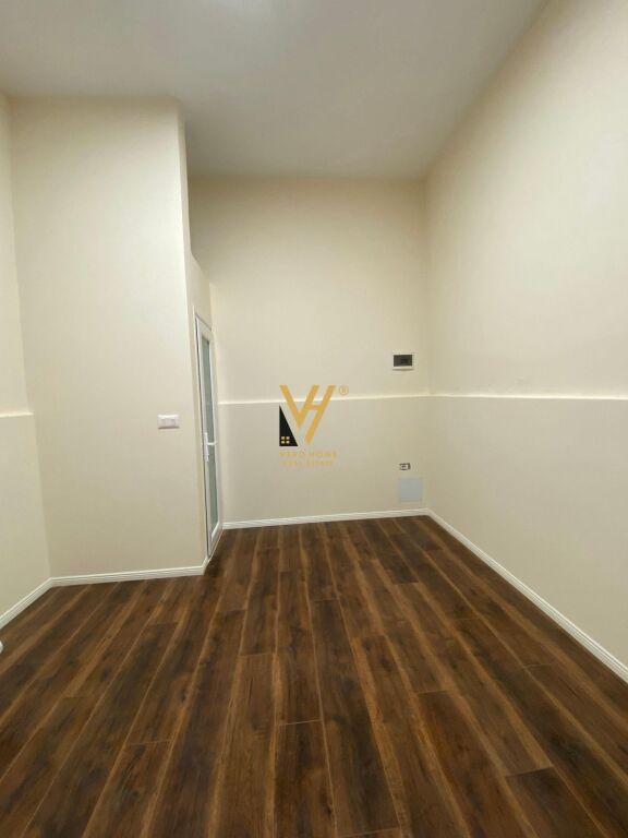 NEGOZIO IN VENDITA 14,8 M2 A KOMUNA E PARISIT 62.000 EURO