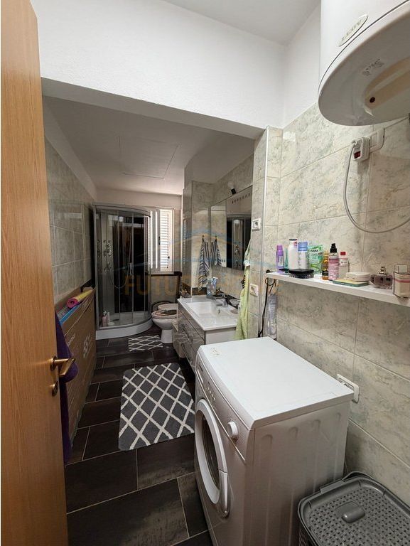 Shitet apartament 2+1+2 , Fresku tek shkolla 17 shkurti