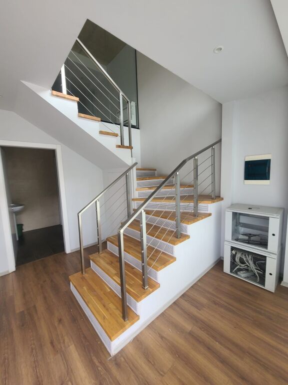 JEPET ZYRE ME QERA 220M2 QENDER