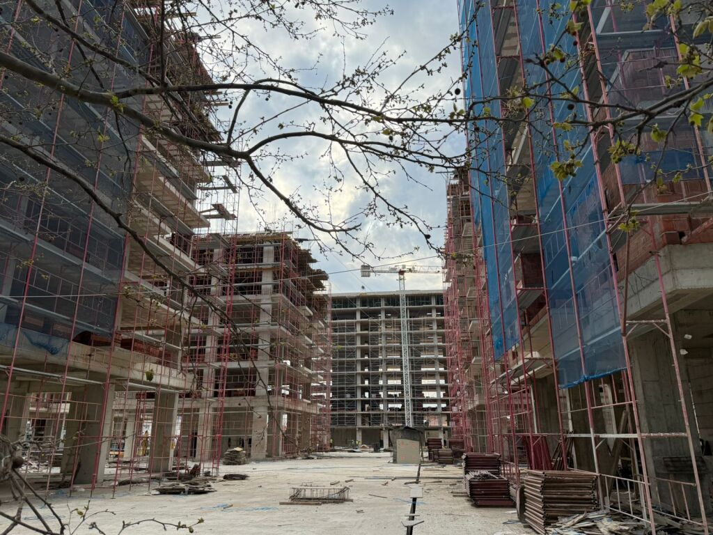 🏡 Appartamento 1+1 in Vendita 📍 Via “5 Maji” 🏢 2° Piano • Con ascensore 🌅 Orientamento Ovest 📐 Superficie 70 m² 🏗️ In costruzione  💶 Prezzo: 112000 euro