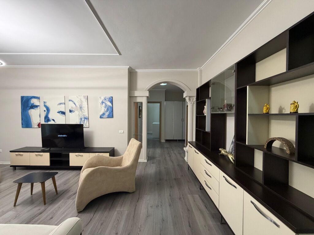 Apartament 2+1+2 per qira Rruga e Barrikadave !