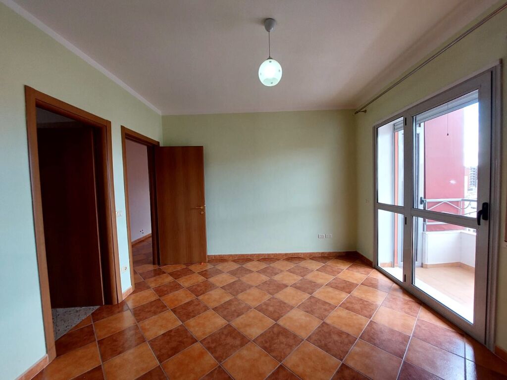 SHITET APARTAMENT 2+1 NE VLORE PRANE BIBLIOTEKES