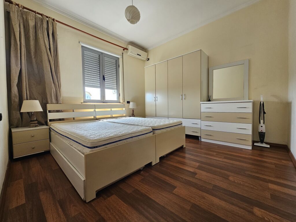 1+1,i mobiluar,pazari i ri,pallat i ri,700 euro ,1 post parkimi ne cmim