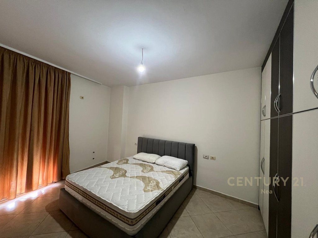 Jepet me qira apartament 2+1 në zonën mbrapa Globit, i disponueshëm me post parkimi
