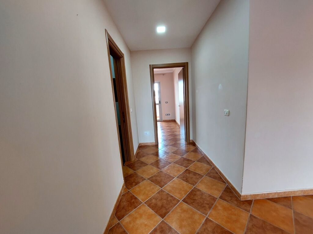 SHITET APARTAMENT 2+1 NE VLORE PRANE BIBLIOTEKES