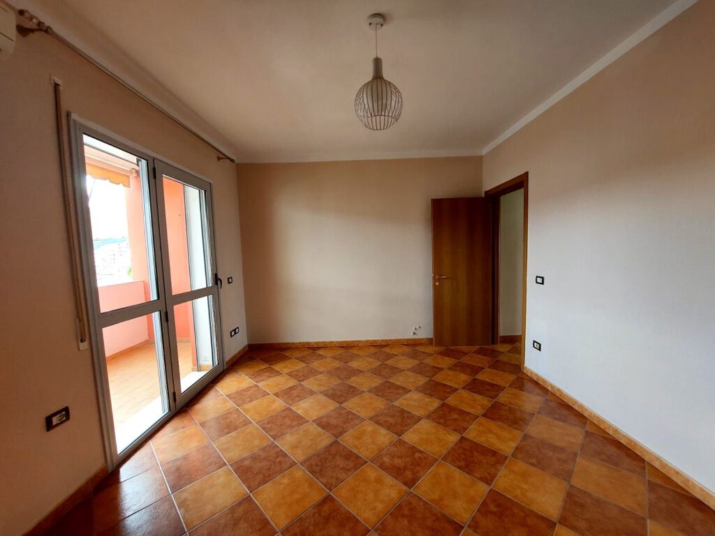 SHITET APARTAMENT 2+1 NE VLORE PRANE BIBLIOTEKES