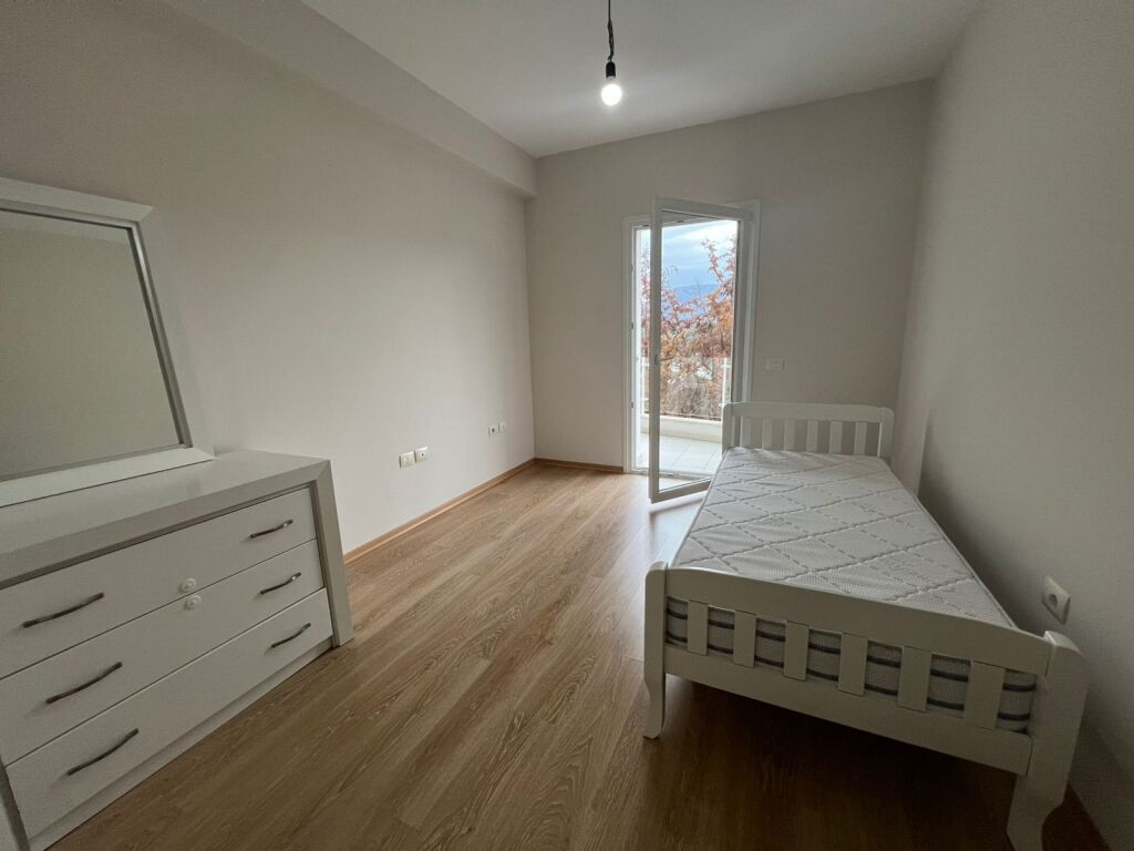 2+1,i mobiluar te xhamia e kopshtit botanik,650 euro