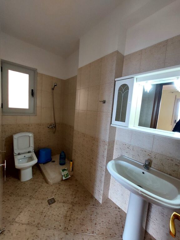 SHITET APARTAMENT 2+1 NE VLORE PRANE BIBLIOTEKES