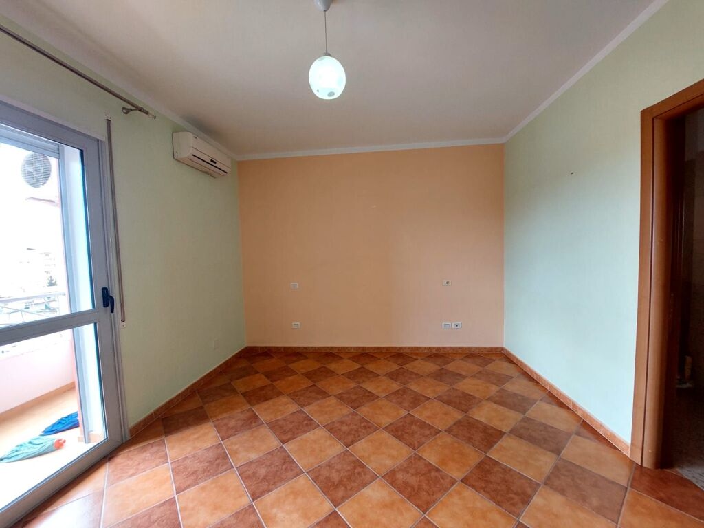 SHITET APARTAMENT 2+1 NE VLORE PRANE BIBLIOTEKES