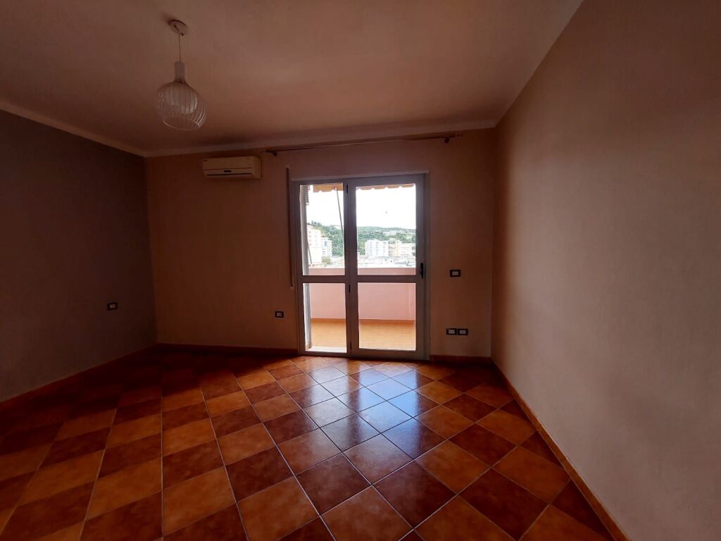 SHITET APARTAMENT 2+1 NE VLORE PRANE BIBLIOTEKES