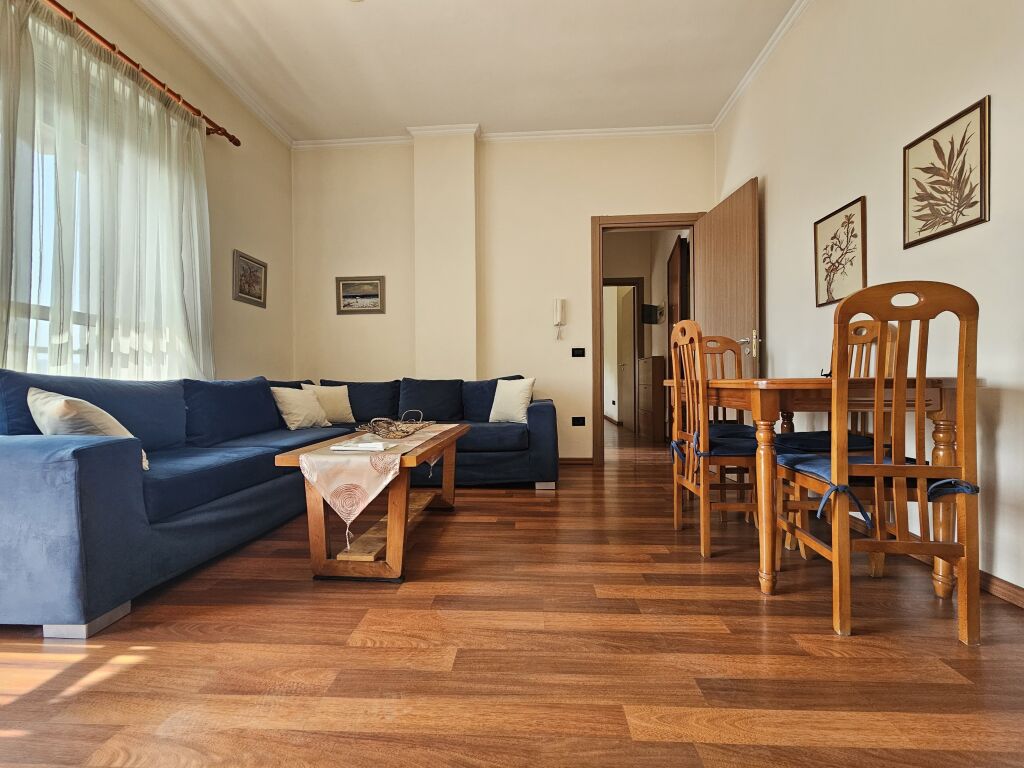 1+1,i mobiluar,pazari i ri,pallat i ri,700 euro ,1 post parkimi ne cmim