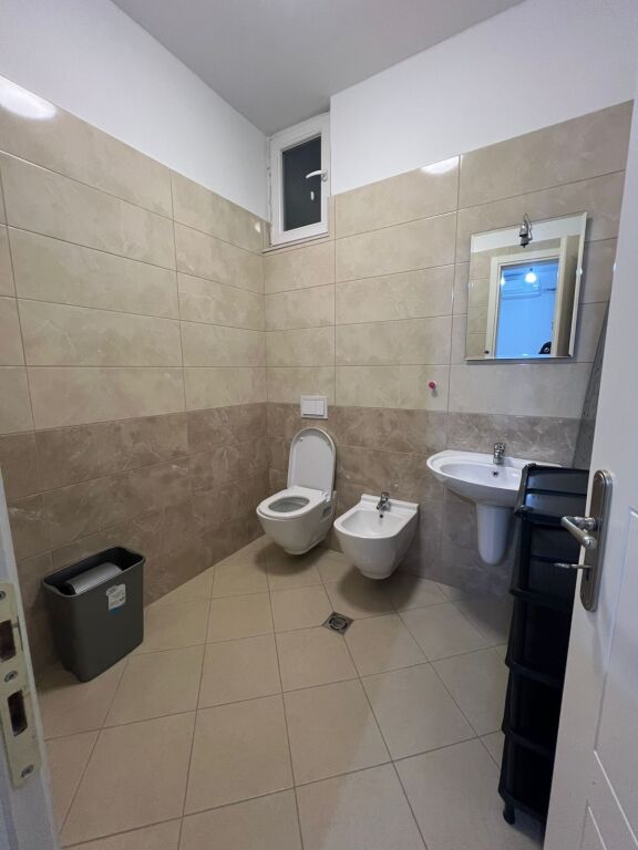 2+1,i mobiluar te xhamia e kopshtit botanik,650 euro