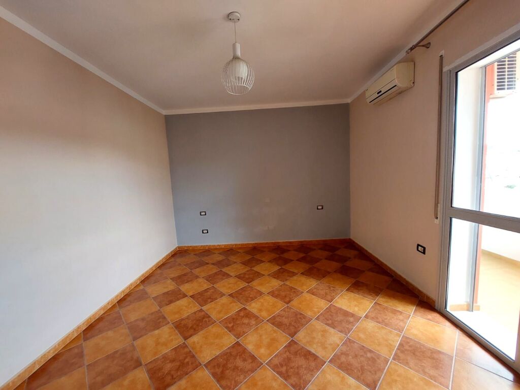 SHITET APARTAMENT 2+1 NE VLORE PRANE BIBLIOTEKES