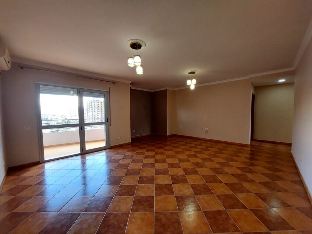 SHITET APARTAMENT 2+1 NE VLORE PRANE BIBLIOTEKES