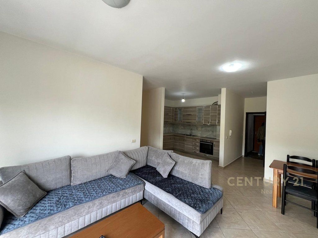 Jepet me qira apartament 2+1 në zonën mbrapa Globit, i disponueshëm me post parkimi, Albania