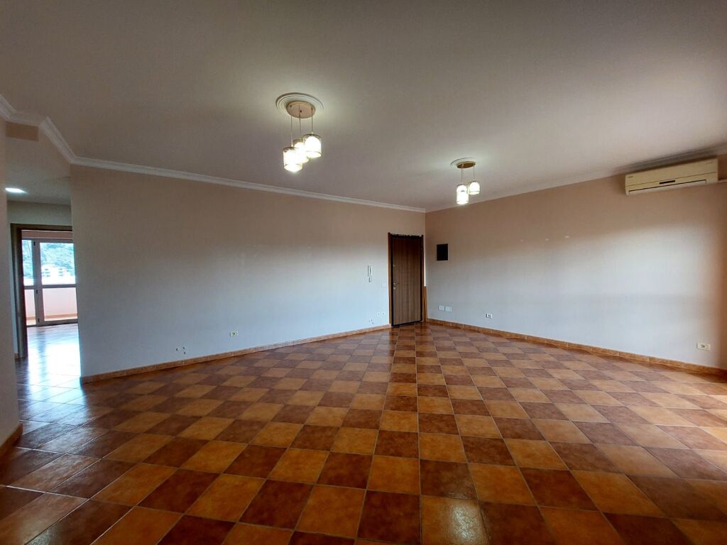 SHITET APARTAMENT 2+1 NE VLORE PRANE BIBLIOTEKES