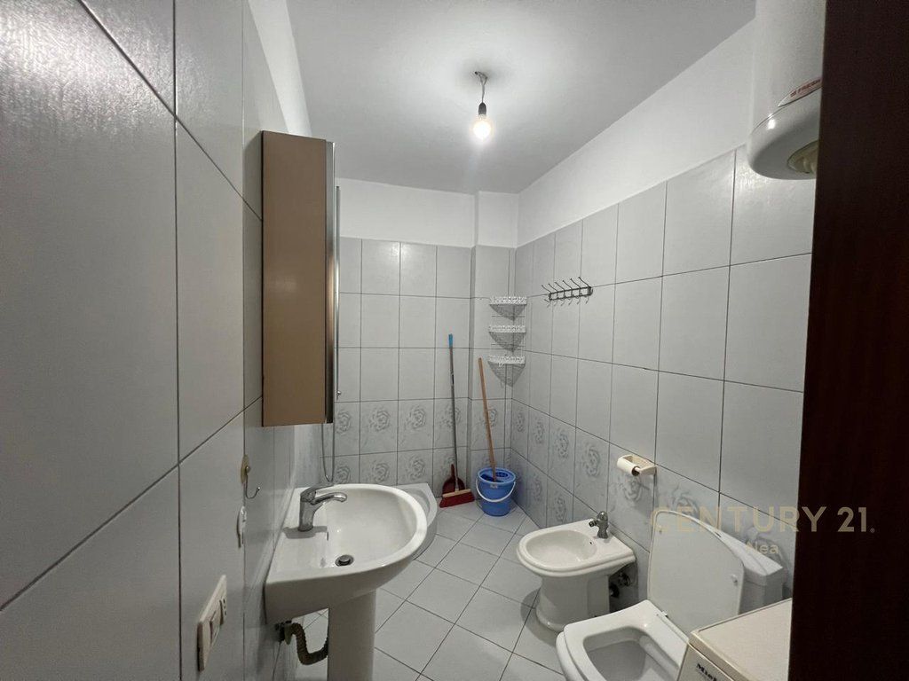 Jepet me qira apartament 2+1 në zonën mbrapa Globit, i disponueshëm me post parkimi