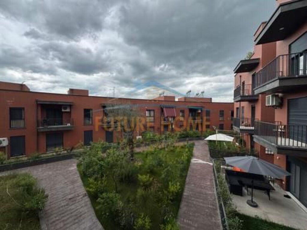 Shitet, Apartament 2+1+2 Poste parkimi, Rose Garden Rezidencë, TEG