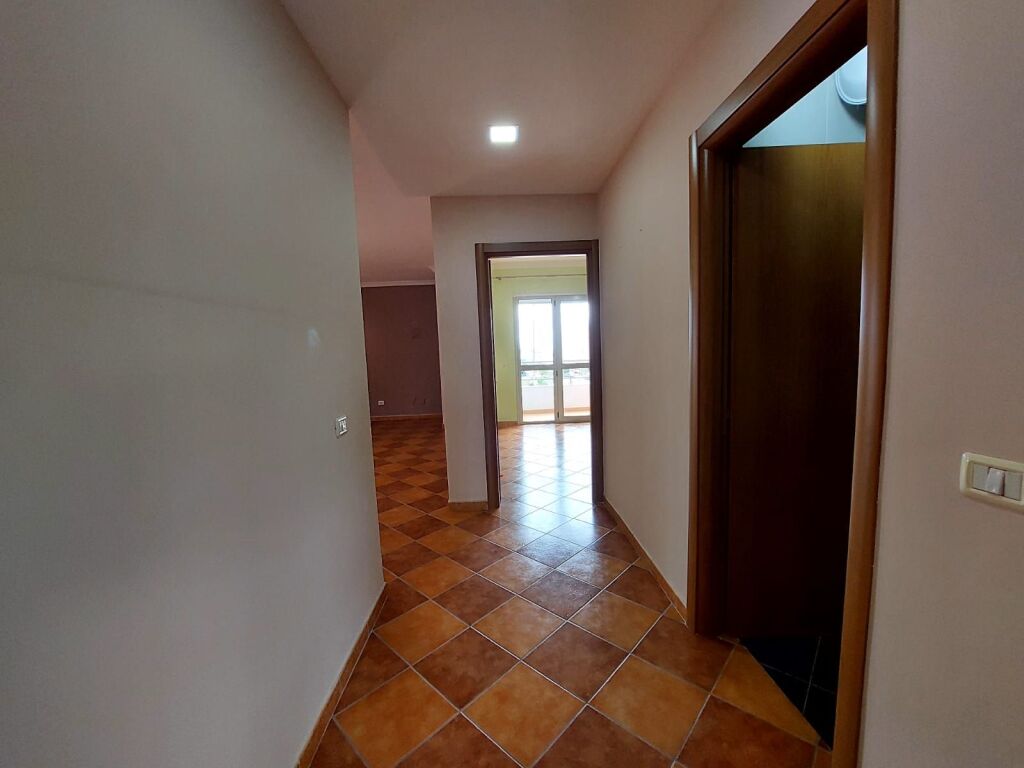 SHITET APARTAMENT 2+1 NE VLORE PRANE BIBLIOTEKES