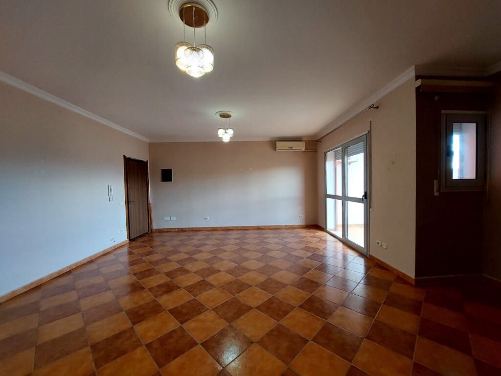 SHITET APARTAMENT 2+1 NE VLORE PRANE BIBLIOTEKES