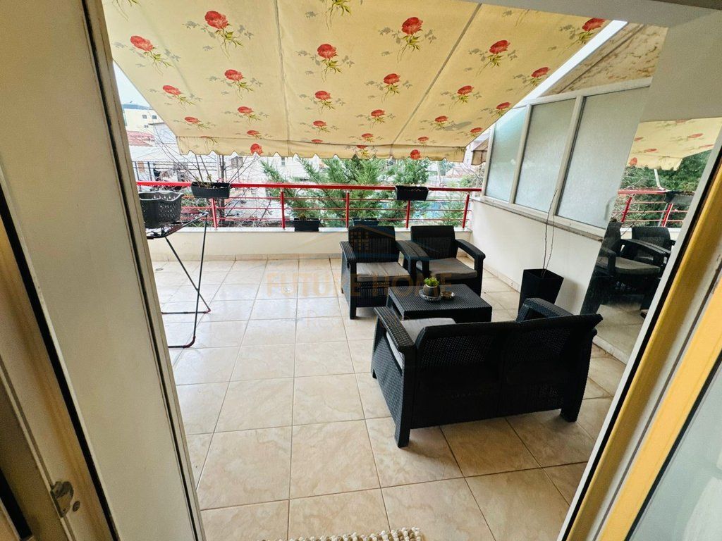 Vendesi in vendita appartamento 1+1+veranda Via albanopoli