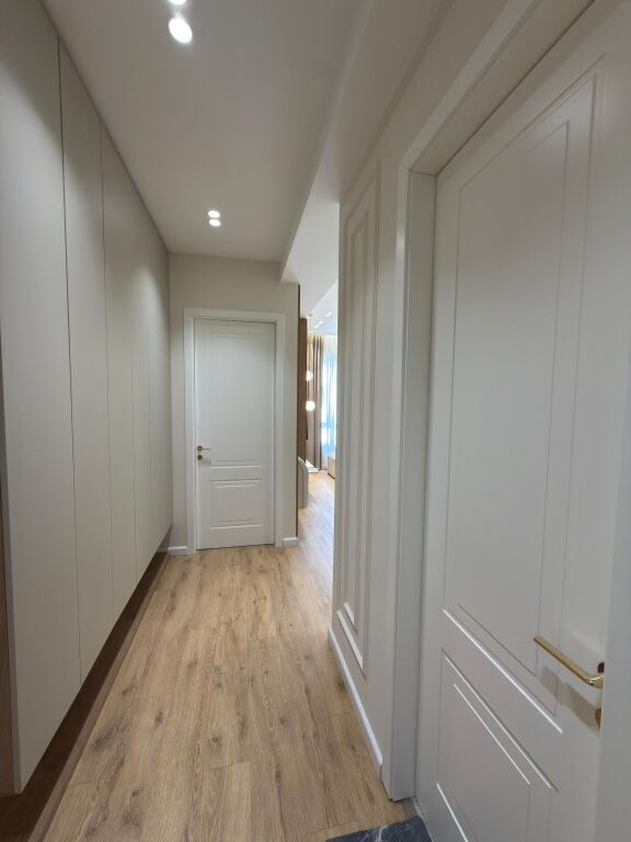 Japim me qira apartament 1+1+ Post Parkimi tek Rruga Faik Konica!