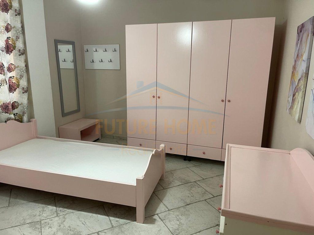 Rent 2+1+ 2 Parking, Red School 650 thousand lek