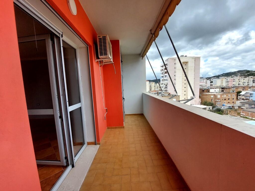 SHITET APARTAMENT 2+1 NE VLORE PRANE BIBLIOTEKES