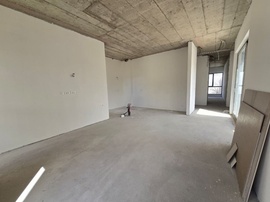 Apartament 2+1 per shitje tek Liqeni i Thate