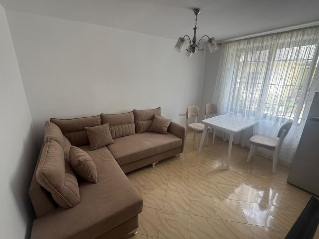 Jepet me qera Apartamenti 1+1 , Medreseja rruga Riza Cerova 450 mije leke